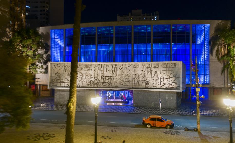Teatro Guaíra faz projeção de apresentações de balé e orquestra na fachada