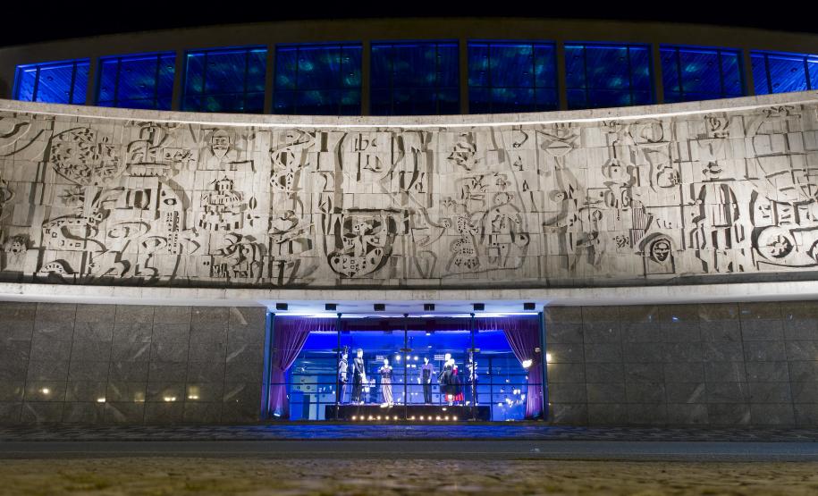 Teatro Guaíra faz projeção de apresentações de balé e orquestra na fachada
