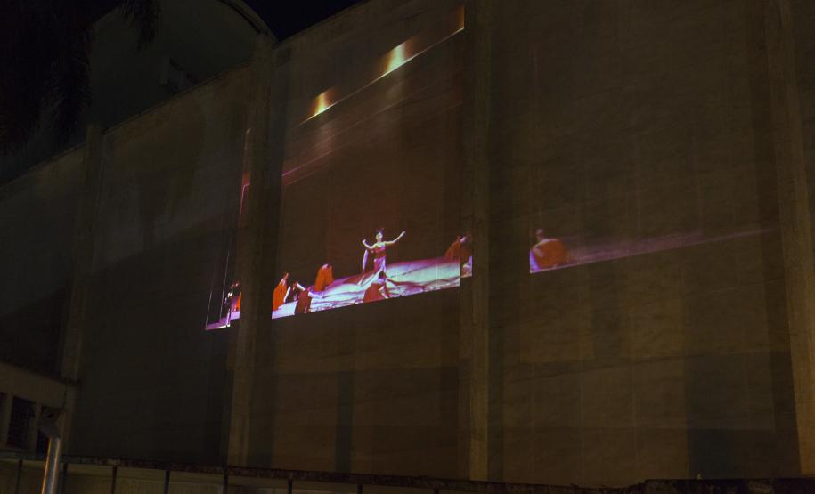 Teatro Guaíra faz projeção de apresentações de balé e orquestra na fachada