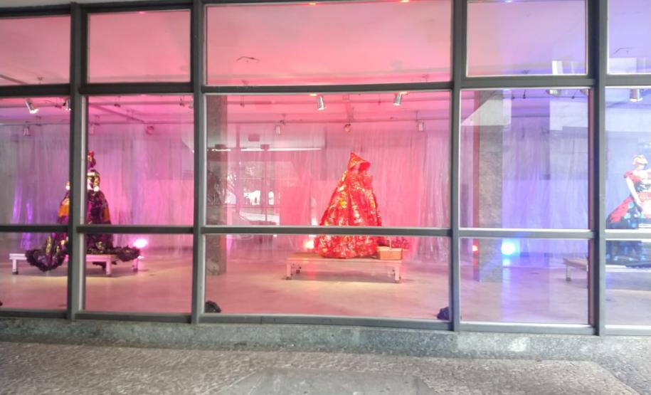 Exposição de figurinos de contos de fada marca o lançamento do festival de teatro infantil “Era Uma Vez…Eram Duas, Eram Três”