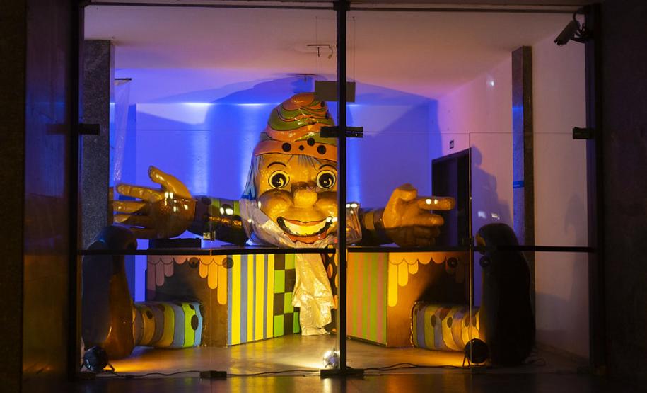 Teatro Guaíra faz exposição de figurinos e adereços de obras icônicas