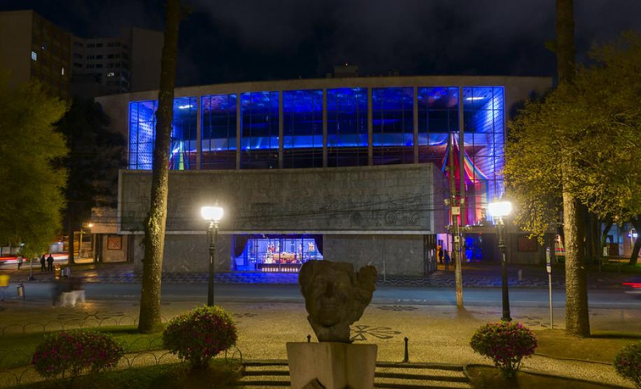 Teatro Guaíra faz exposição de figurinos e adereços de obras icônicas