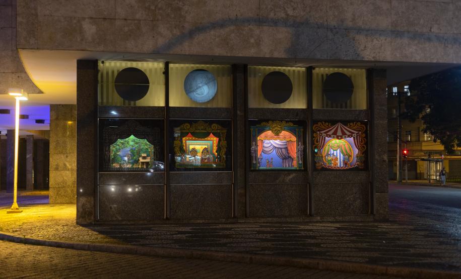 Teatro Guaíra faz exposição de figurinos e adereços de obras icônicas