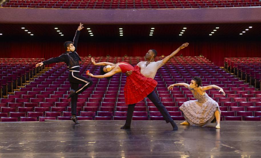 Teatro Guaíra faz apresentações de dança gratuitas em pontos turísticos de Curitiba