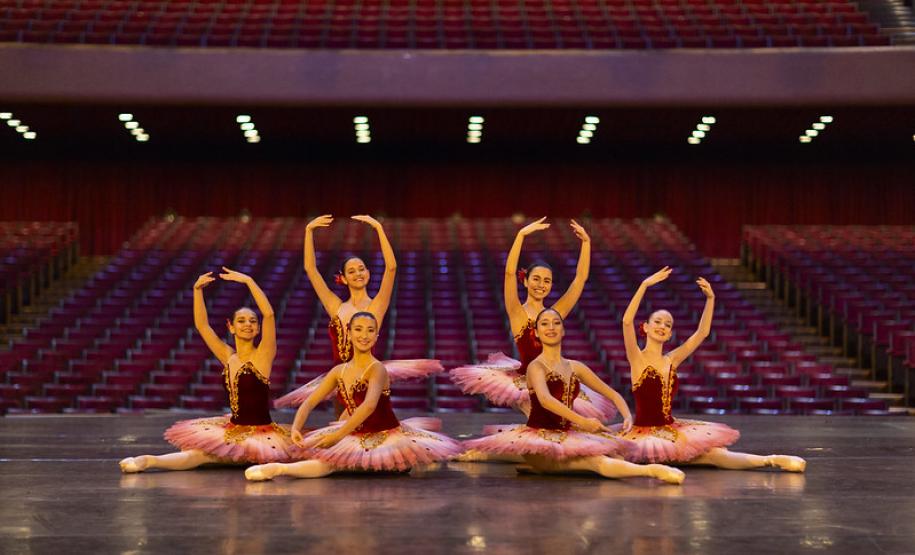 Teatro Guaíra faz apresentações de dança gratuitas em pontos turísticos de Curitiba