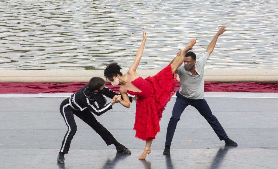 Teatro Guaíra reencontra o público nas ruas de Curitiba; próxima apresentação será na sexta