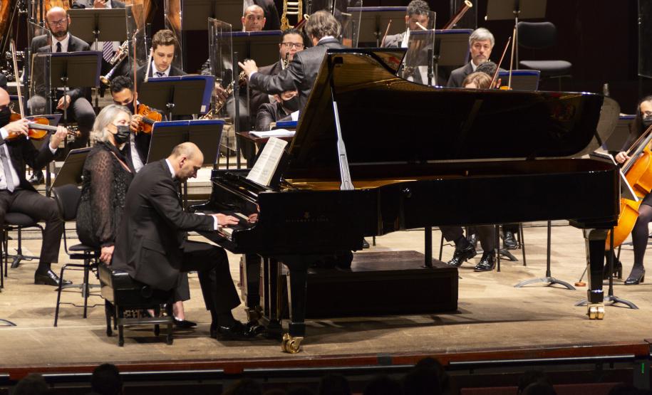 Pianista tocando piano preto de cauda