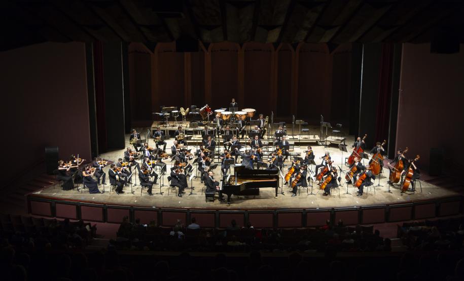 Orquestra tocando no palco
