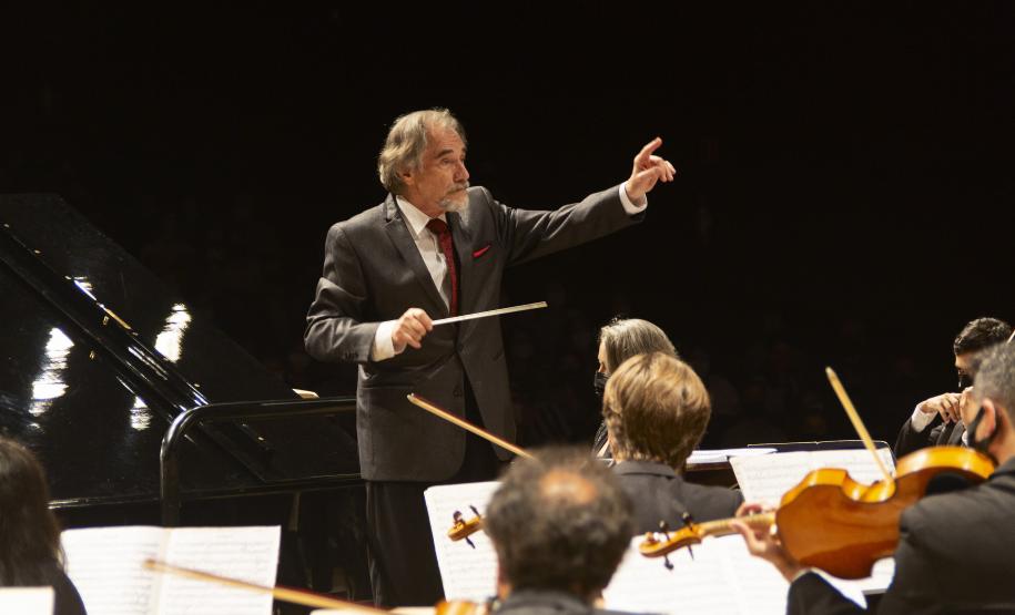 Maestro regendo a orquestra