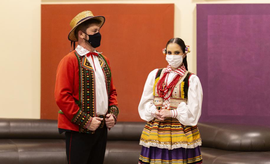 Duas pessoas vestidas com roupas tradicionais polonesas