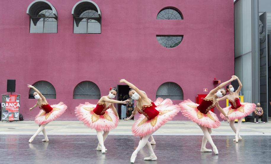 Escola de Dança Teatro Guaíra entusiasma o público no Parque São Lourenço