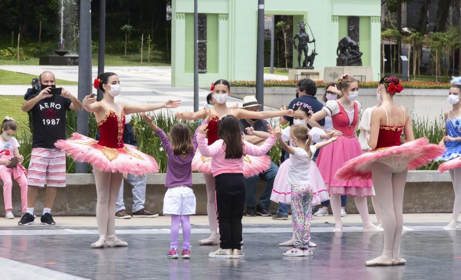 Escola de Dança Teatro Guaíra se apresenta na Praça Santos Andrade nesta sexta