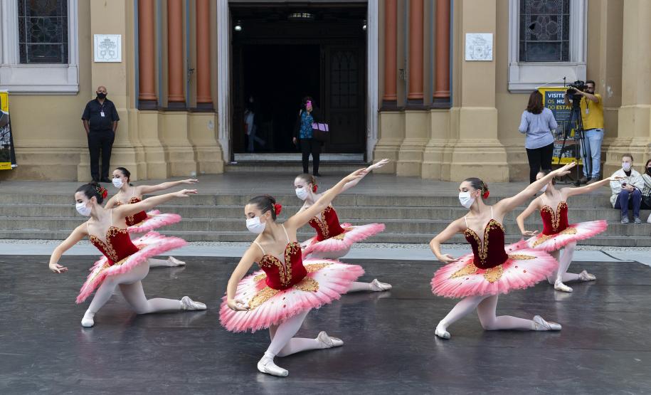 Escola de Dança do Teatro Guaíra se apresenta no Parque São Lourenço neste sábado