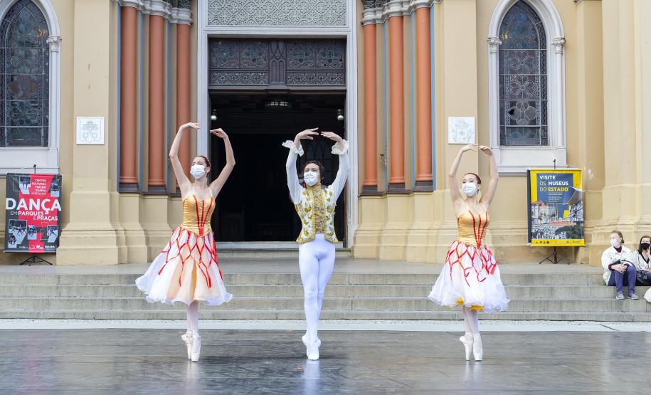 Escola de Dança do Teatro Guaíra se apresenta no Parque São Lourenço neste sábado