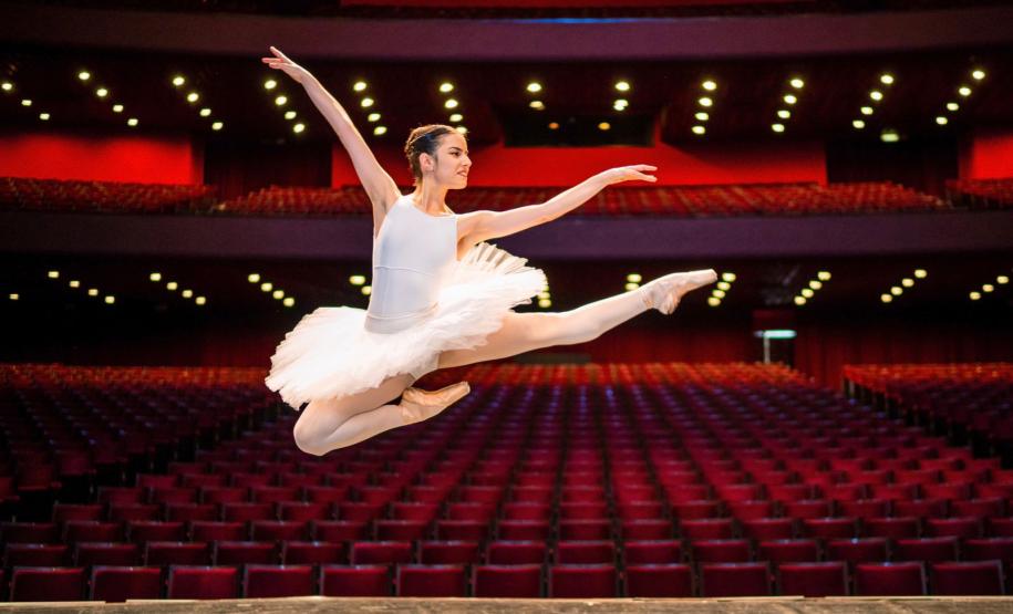 Aluna da Escola de Dança Teatro Guaíra representará o Brasil em competição internacional nos EUA