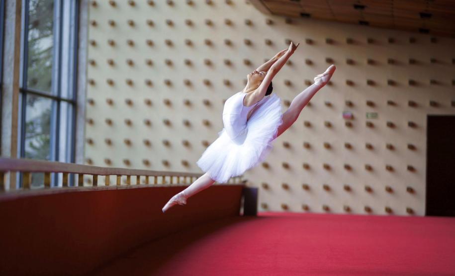 Aluna da Escola de Dança Teatro Guaíra representará o Brasil em competição internacional nos EUA