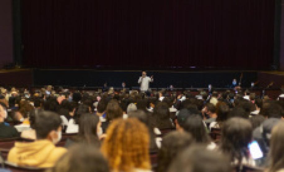 Teatro Guaíra recebe alunos de escolas públicas para apresentação do Terra Brasilis