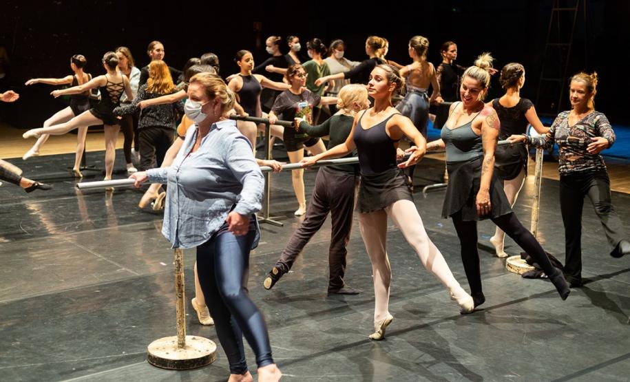 Comemoração antecipada: Escola de Dança Teatro Guaíra leva mães das bailarinas para os palcos