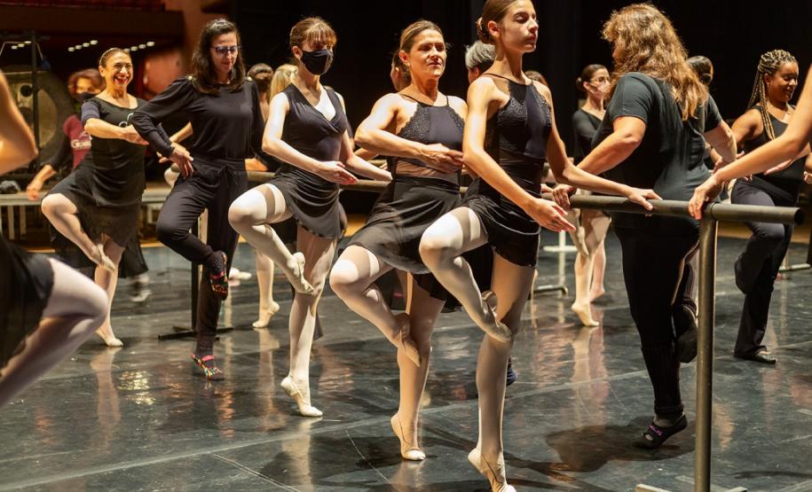Comemoração antecipada: Escola de Dança Teatro Guaíra leva mães das bailarinas para os palcos