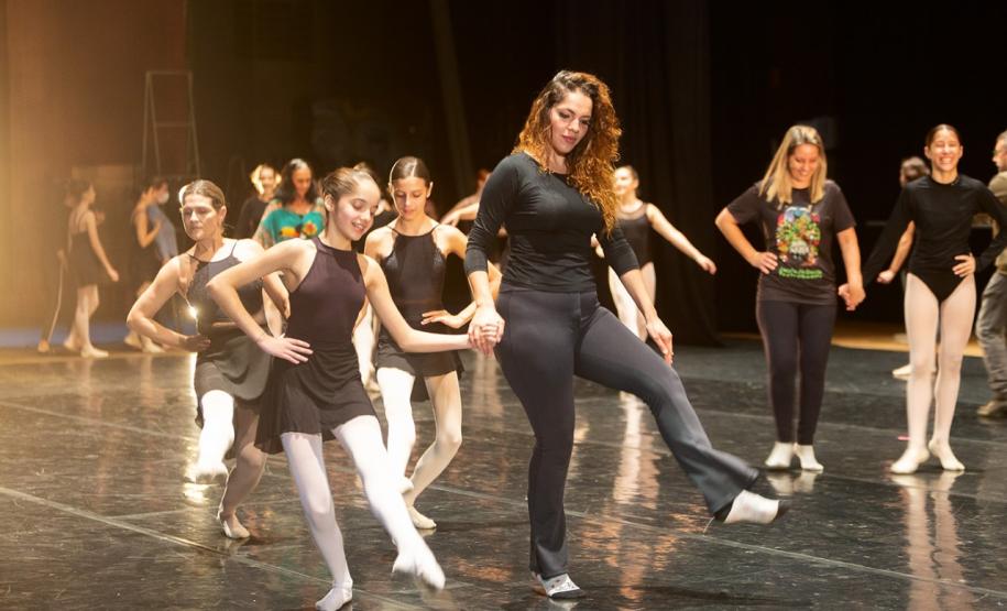 Comemoração antecipada: Escola de Dança Teatro Guaíra leva mães das bailarinas para os palcos