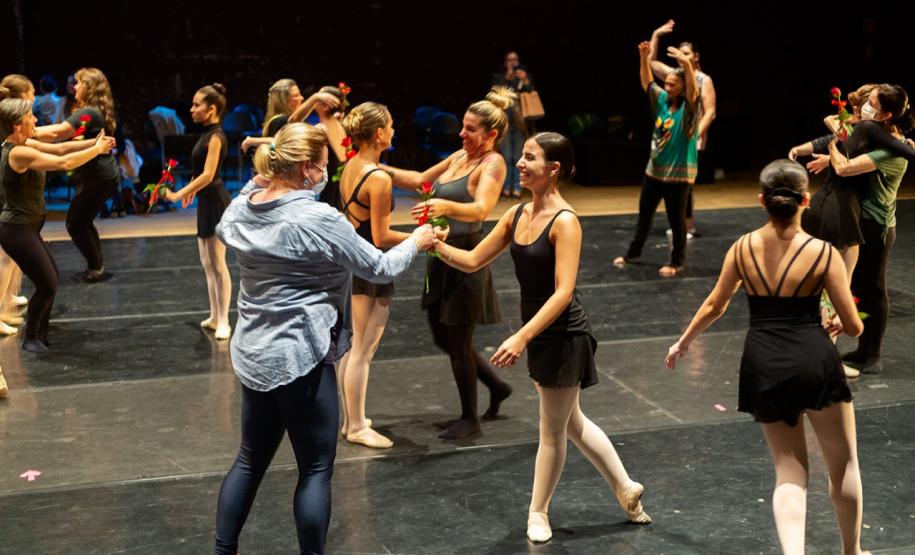 Comemoração antecipada: Escola de Dança Teatro Guaíra leva mães das bailarinas para os palcos