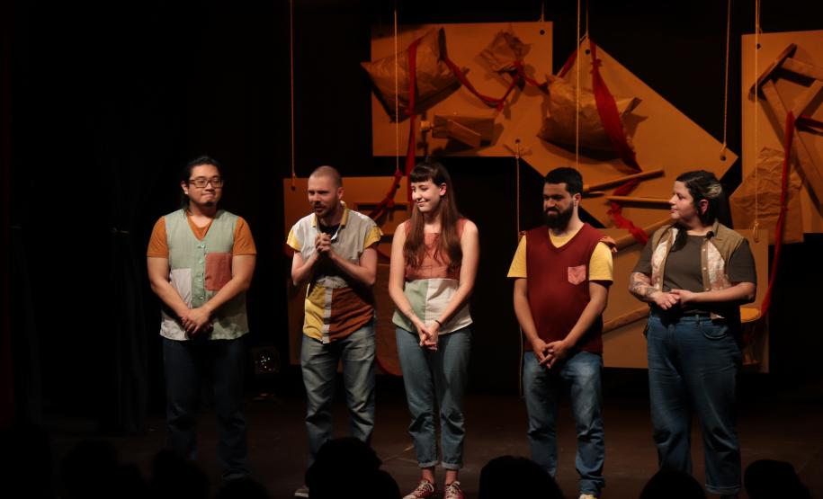 Companhia Arvoredo traz peça teatral de improviso ao Teatro Glauco Flores de Sá Brito