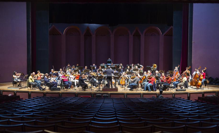 Orquestra Sinfônica do Paraná ensaia a 5ª sinfonia de Bruckner sob a regência do maestro Alexandre Brasolim