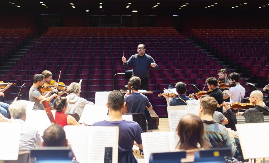 Orquestra Sinfônica do Paraná ensaia a 5ª sinfonia de Bruckner sob a regência do maestro Alexandre Brasolim