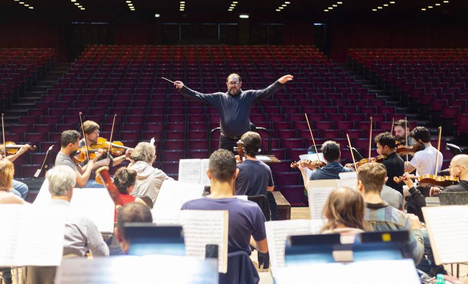 Orquestra Sinfônica do Paraná ensaia a 5ª sinfonia de Bruckner sob a regência do maestro Alexandre Brasolim