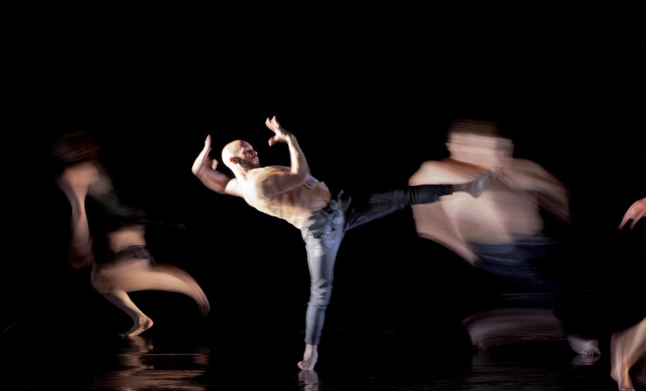 Imagem do espetáculo "Relações", da Curitiba Cia. de Dança