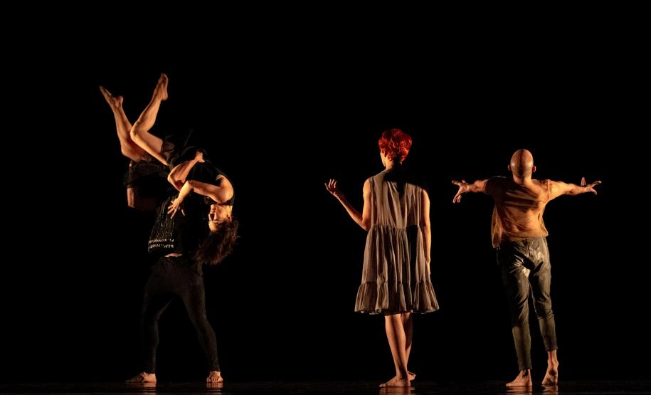 Imagem do espetáculo "Relações", da Curitiba Cia. de Dança