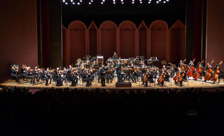 Orquestra Sinfônica do Paraná sendo conduzida pelo maestro Roberto Tibiriçá