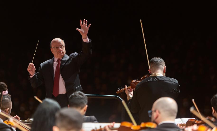 Maestro Roberto Tibiriçá conduz a Orquestra Sinfônica do Paraná