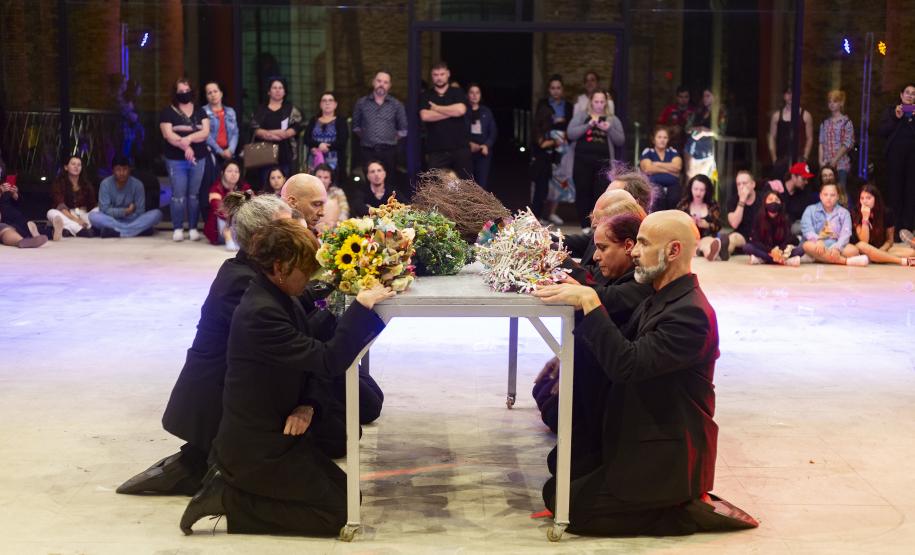 Imagem da peça Banquete, da G2 Cia de Dança