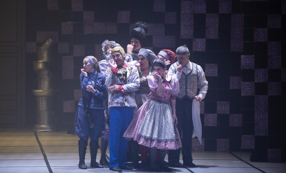 Imagem da peça La Cena, da G2 Cia de Dança