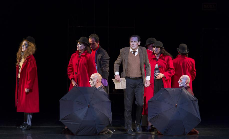 Ana durante a entrevista para o perfil e atuando com a G2, companhia master do Centro Cultural Teatro Guaíra.