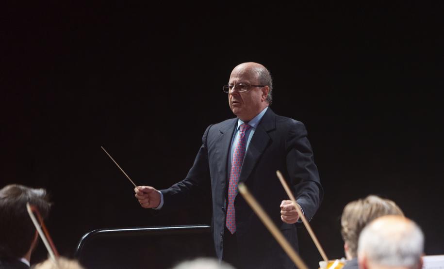 Orquestra Sinfônica do Paraná e maestro Tibiriçá no palco do Guairão.