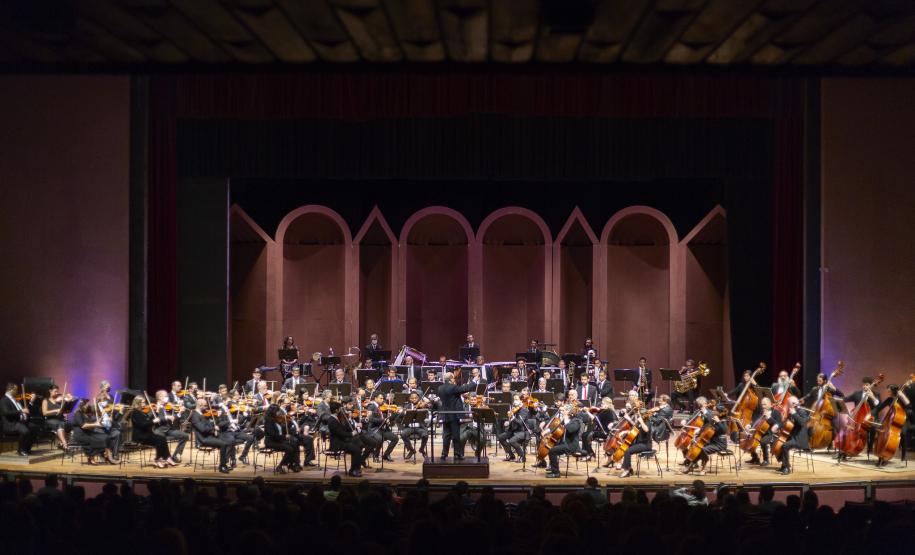 Orquestra Sinfônica do Paraná e maestro Tibiriçá no palco do Guairão.