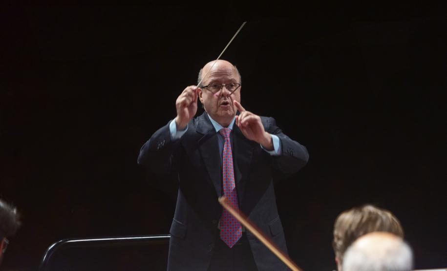 Orquestra Sinfônica do Paraná e maestro Tibiriçá no palco do Guairão.