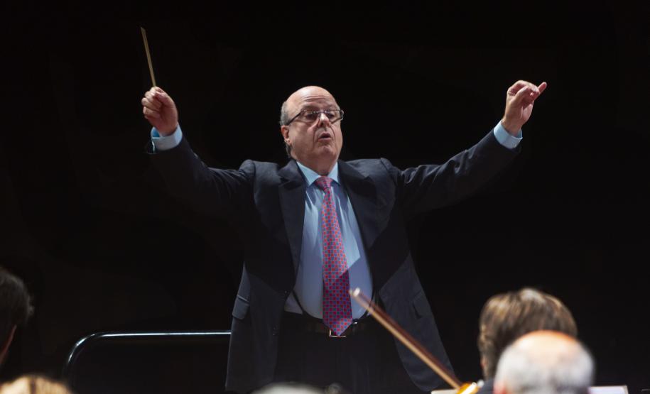 Orquestra Sinfônica do Paraná e maestro Tibiriçá no palco do Guairão.
