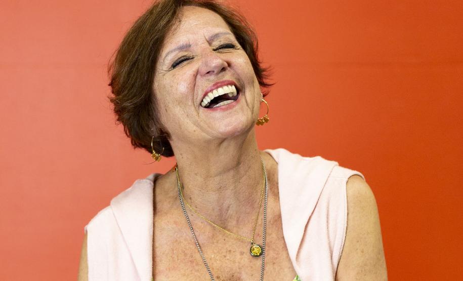 Ana durante a entrevista para o perfil e atuando com a G2, companhia master do Centro Cultural Teatro Guaíra.