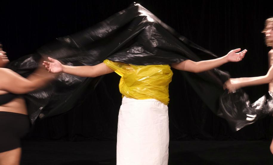 As fotos mostram parte das cenas criandas, com três atores e material plástico sendo enrolado nos corpos deles.