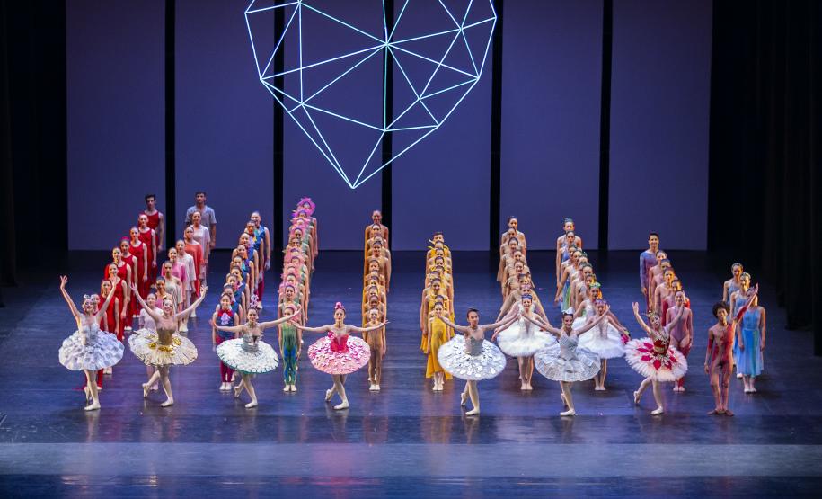 Alunos da Escola de Dança Teatro Guaíra apresentando, pela primeira vez, o espetáculo no fim do ano passado