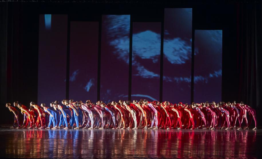 Alunos da Escola de Dança Teatro Guaíra apresentando, pela primeira vez, o espetáculo no fim do ano passado
