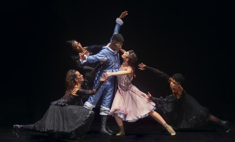 Os bailarinos, em roupa de época, que será o figurino do espetáculo, aparecem nas cenas principais, como o duelo de espadas, ou encenam seus papéis em poses, como as parcas do destino ao redor de Romeu e Julieta.