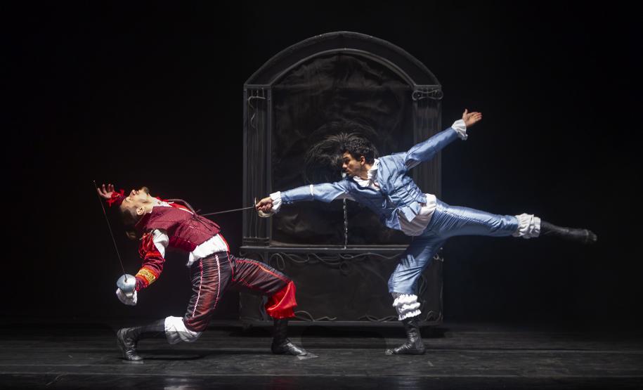 Os bailarinos, em roupa de época, que será o figurino do espetáculo, aparecem nas cenas principais, como o duelo de espadas, ou encenam seus papéis em poses, como as parcas do destino ao redor de Romeu e Julieta.