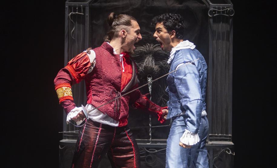 Os bailarinos, em roupa de época, que será o figurino do espetáculo, aparecem nas cenas principais, como o duelo de espadas, ou encenam seus papéis em poses, como as parcas do destino ao redor de Romeu e Julieta.