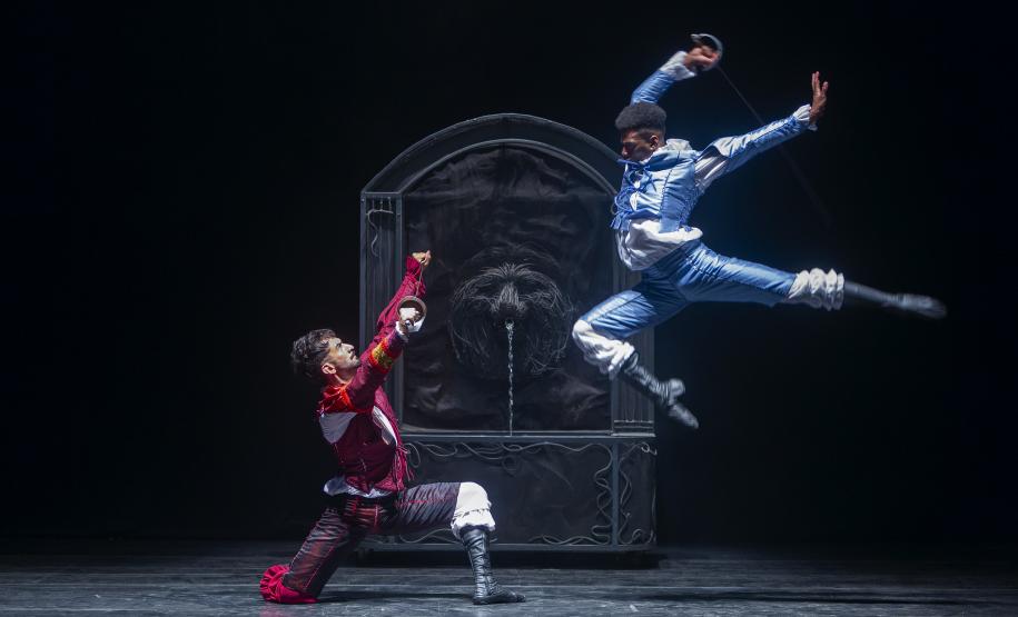 Os bailarinos, em roupa de época, que será o figurino do espetáculo, aparecem nas cenas principais, como o duelo de espadas, ou encenam seus papéis em poses, como as parcas do destino ao redor de Romeu e Julieta.