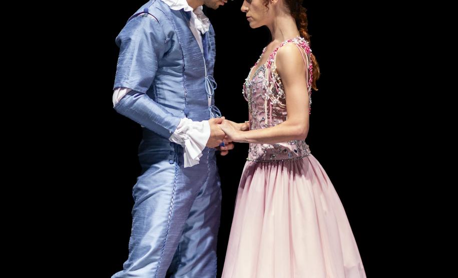 Os bailarinos, em roupa de época, que será o figurino do espetáculo, aparecem nas cenas principais, como o duelo de espadas, ou encenam seus papéis em poses, como as parcas do destino ao redor de Romeu e Julieta.