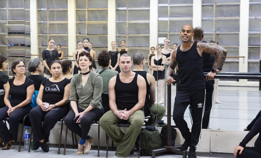 Os alunos da Escola durante as aulas com os bailarinos Elias Bouza e Rafael Bittar, do célebre Grupo Corpo, e com o bailarino Samuel Kavalerski, que já atuou como bailarino do Balé Teatro Guaíra.